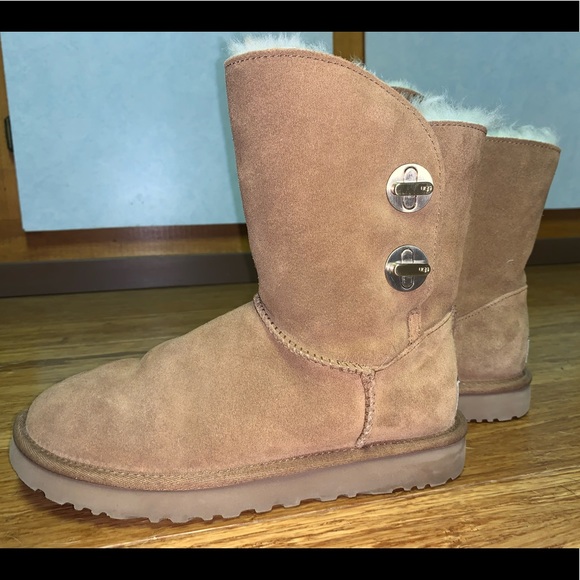 Ugg Short Turnlock Boots - Picture 3 of 4